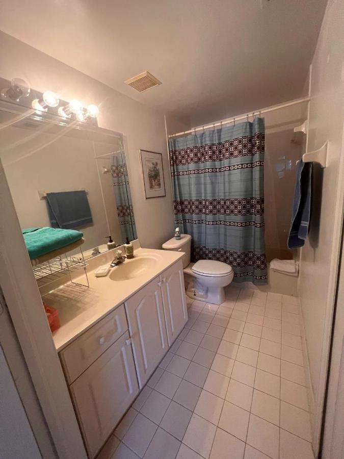 Master Room In Apartment Davie Bagian luar foto